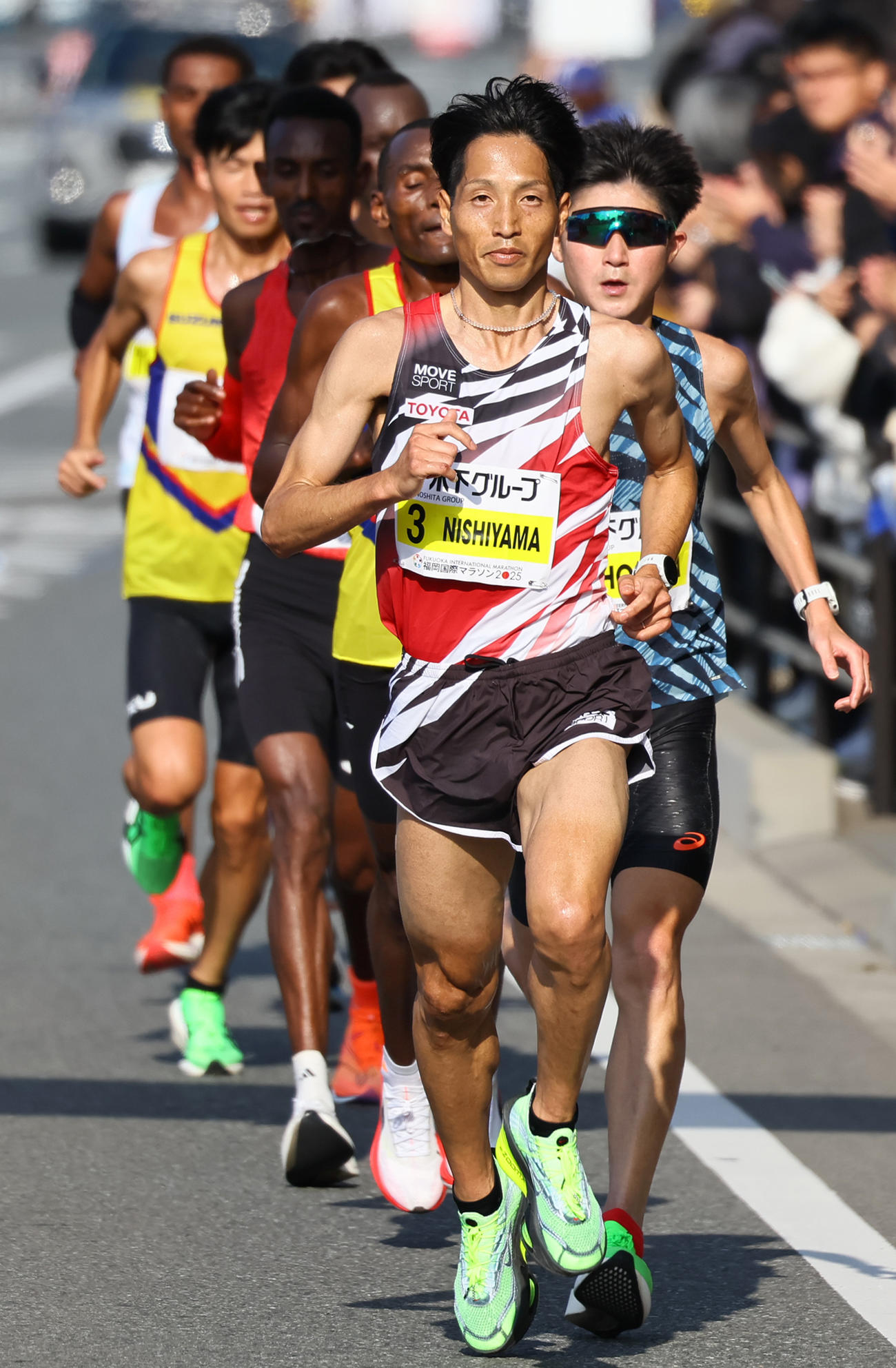 福岡国際マラソン　32キロ過ぎ、先頭でレースを引っ張る西山雄介（代表撮影）