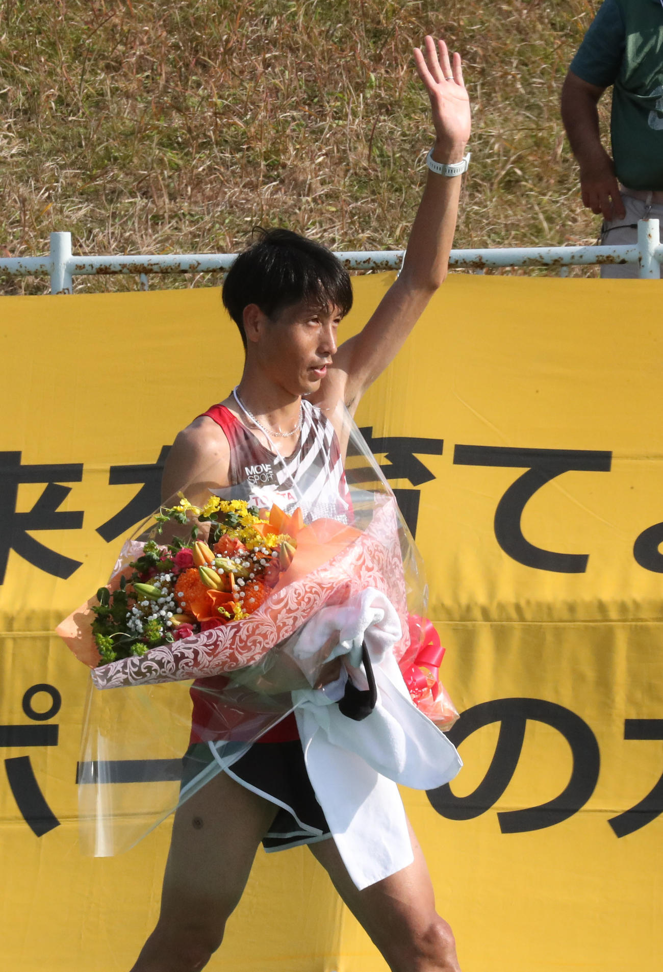 2位でゴールした西山は花束を手にする（撮影・梅根麻紀）