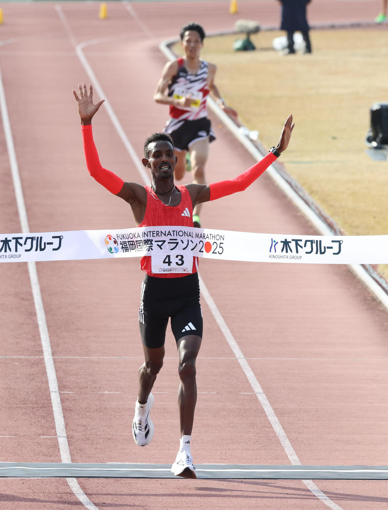 優勝したイエグゾー、後方は2位の西山（撮影・梅根麻紀）