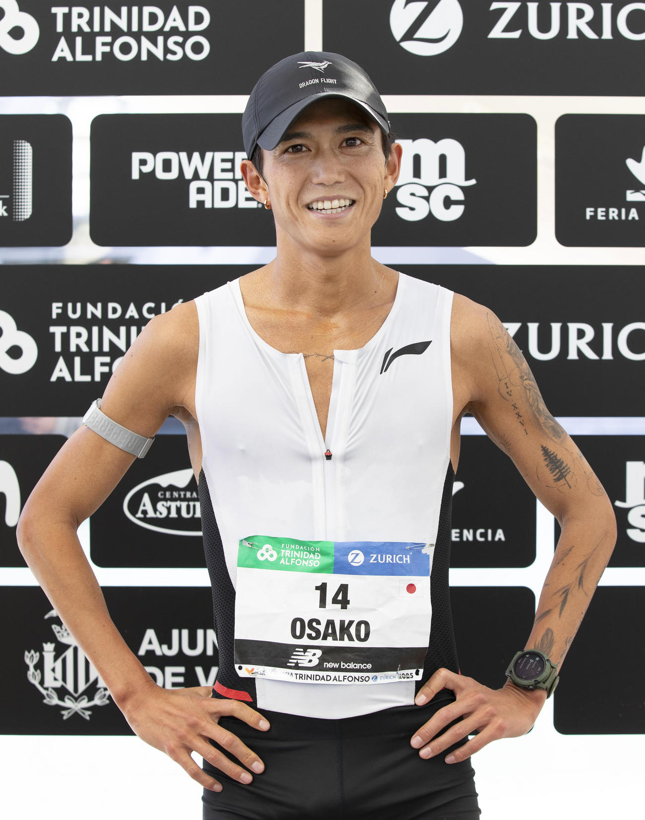 バレンシア・マラソンで日本新の2時間4分55秒で4位に入り、笑顔で取材に応じる大迫傑（共同）