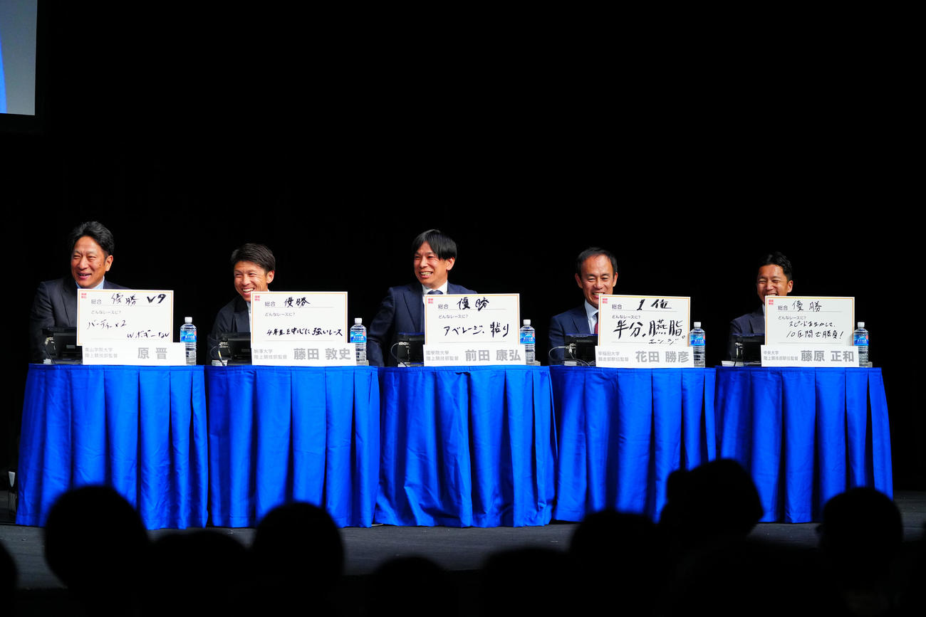 第102回箱根駅伝トークバトルで大会の目標を語る監督たち。左から青学大・原晋監督、駒大・藤田監督、国学院大・前田監督、早大・花田監督、中大・藤原監督（撮影・垰建太）