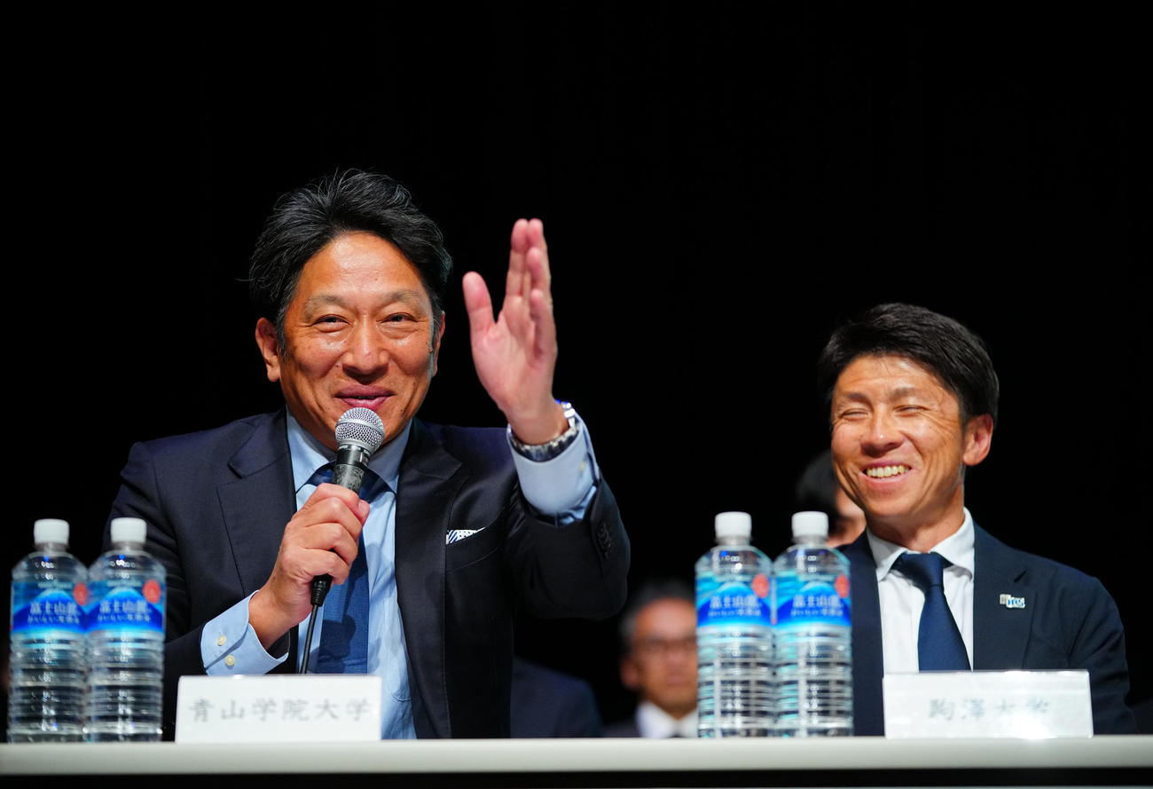 第102回東京箱根間往復大学駅伝競走記者発表会で意気込みを語る青学大・原監督（左）（撮影・垰建太）