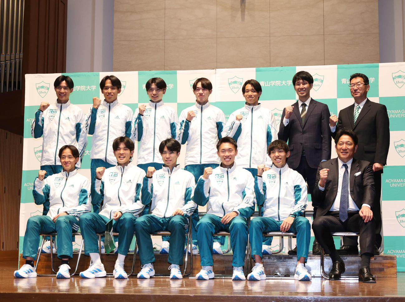 青学大壮行会で笑顔でガッツポーズをする青学大・原監督（下段右端）と選手達（撮影・増田悦実）