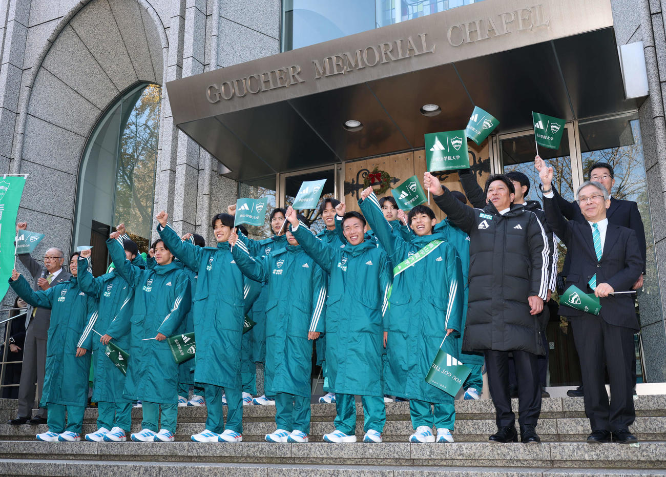 青学大壮行会で応援会長のかけ声で拳を上げる青学大の選手達（撮影・増田悦実）