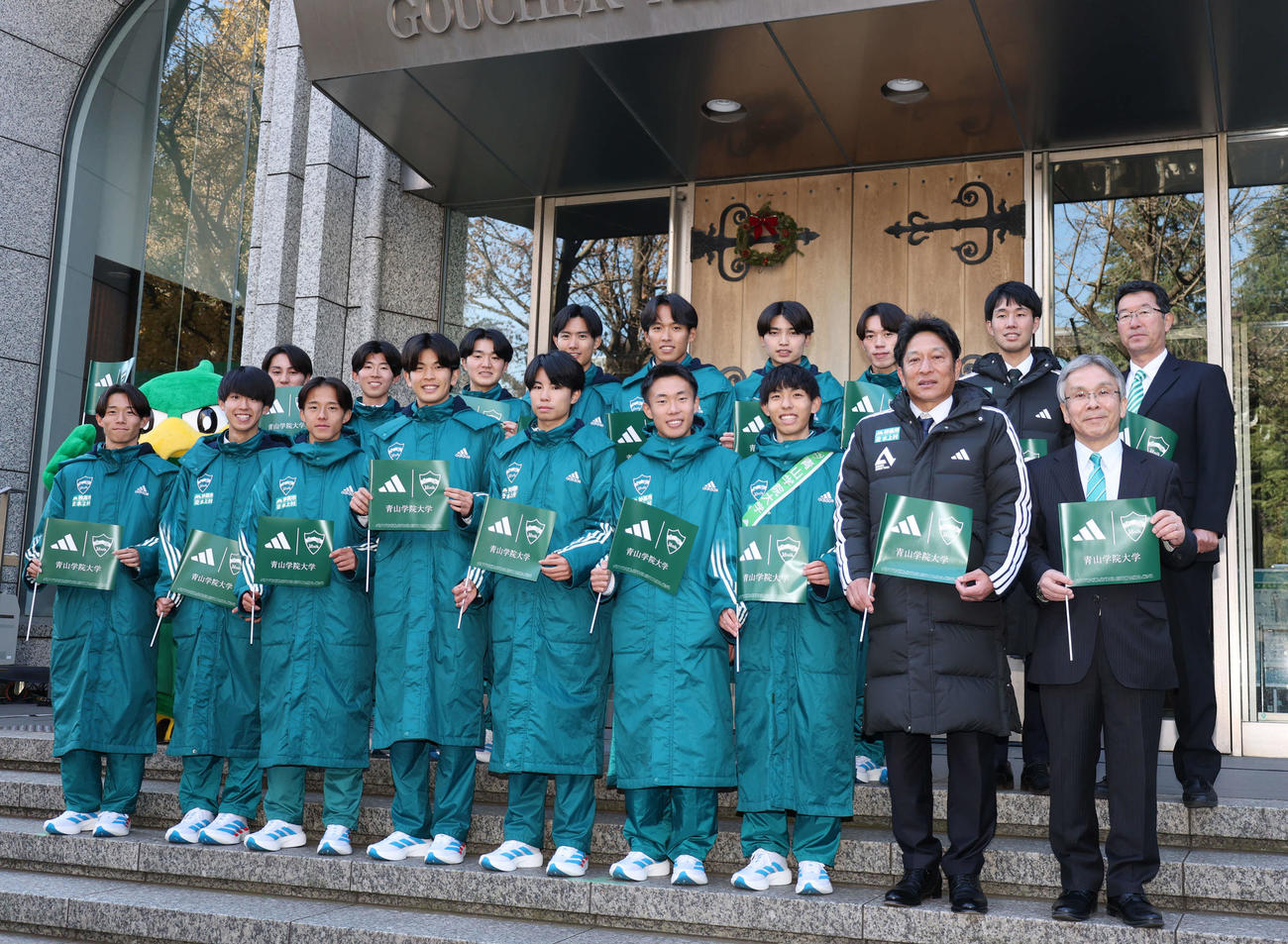 青学大壮行会に登場した青学大・原監督（右から2人目）と選手達（撮影・増田悦実）
