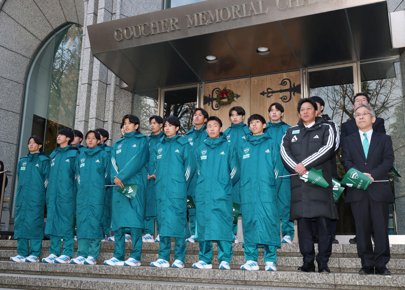 青学大壮行会に登場した青学大・原監督（下段右から2人目）と選手達（撮影・増田悦実）