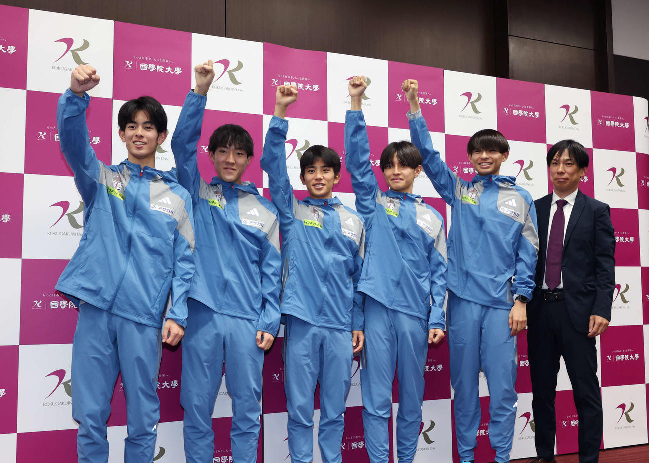 取材会のフォトセッションでガッツポーズをする国学院大の選手達。左から野中、高山、上原、青木、辻原、前田監督（撮影・増田悦実）