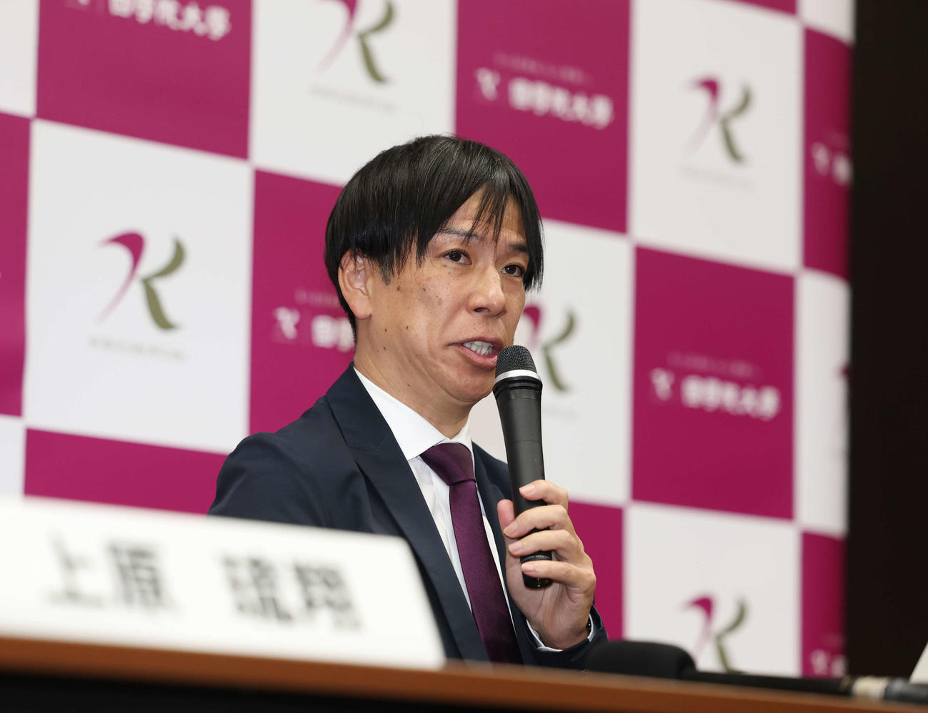 取材会で取材に答える国学院大・前田監督（撮影・増田悦実）