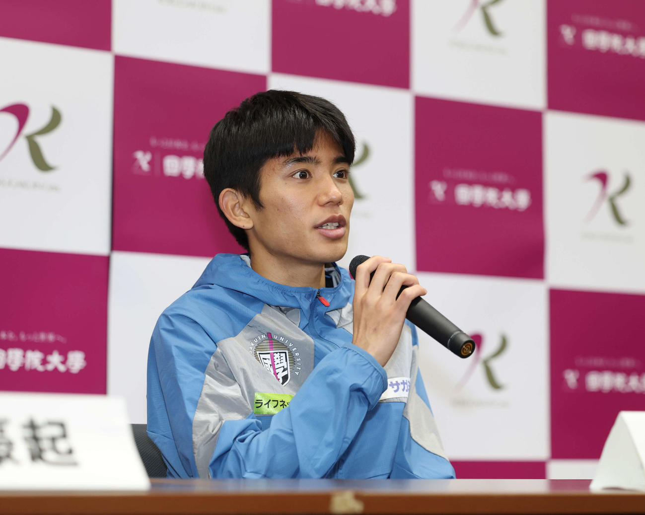 取材会で取材に答える国学院大・上原（撮影・増田悦実）