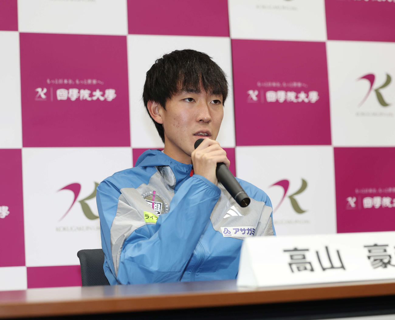 取材会で取材に答える国学院大・高山（撮影・増田悦実）