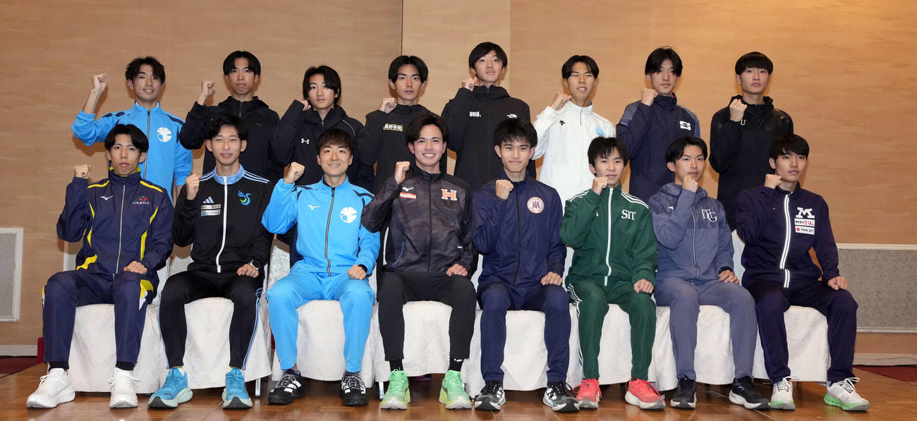 ガッツポーズで写真に納まる、上段左から本多、山中、柿内、佐野、光安、川崎、上山、会田、下段左から染谷、古橋、秋吉、大島、相川、横尾、高橋、大湊（撮影・小島史椰）