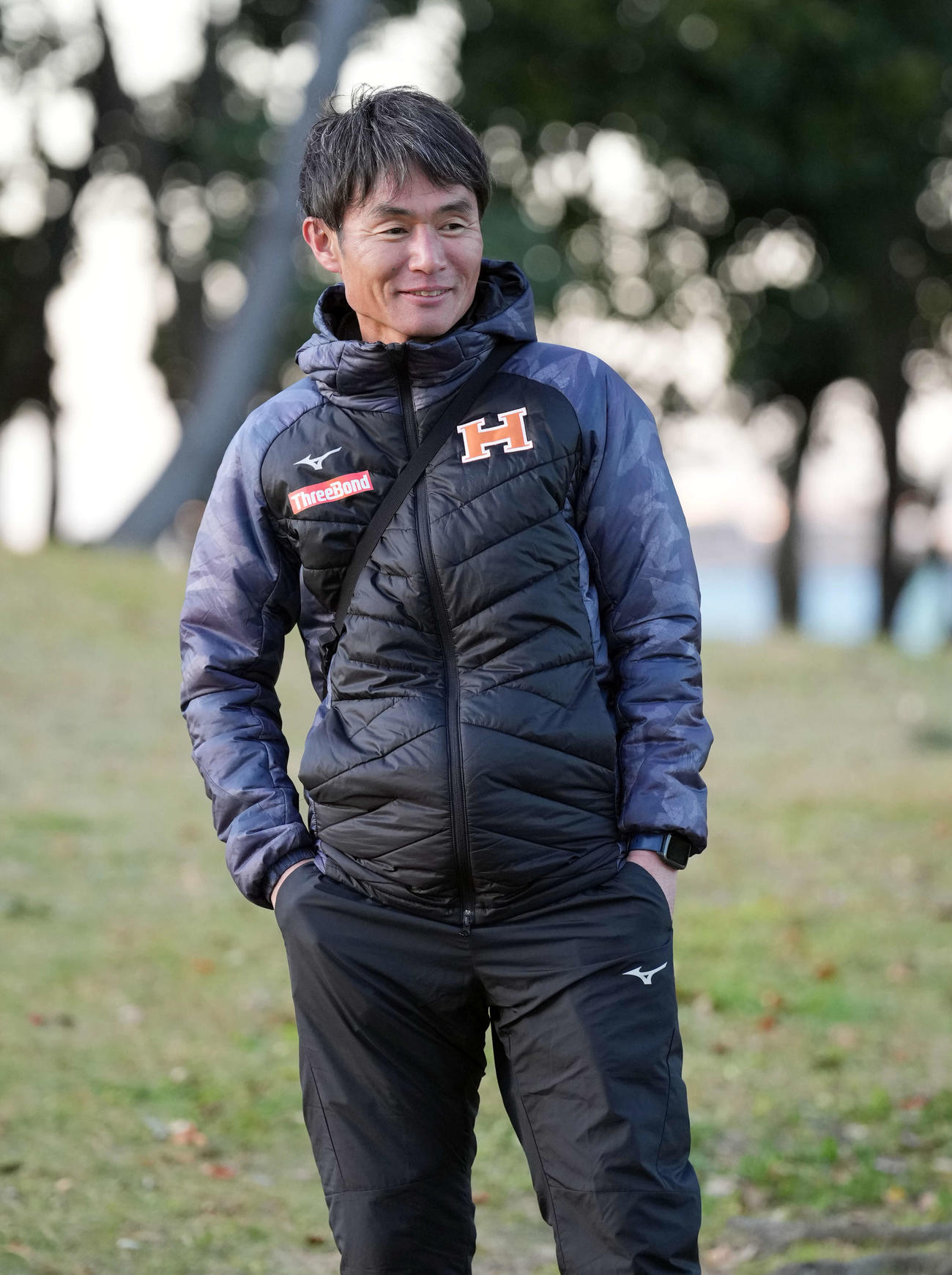 関東学生連合チームの指揮を執る坪田智夫監督（撮影・小島史椰）