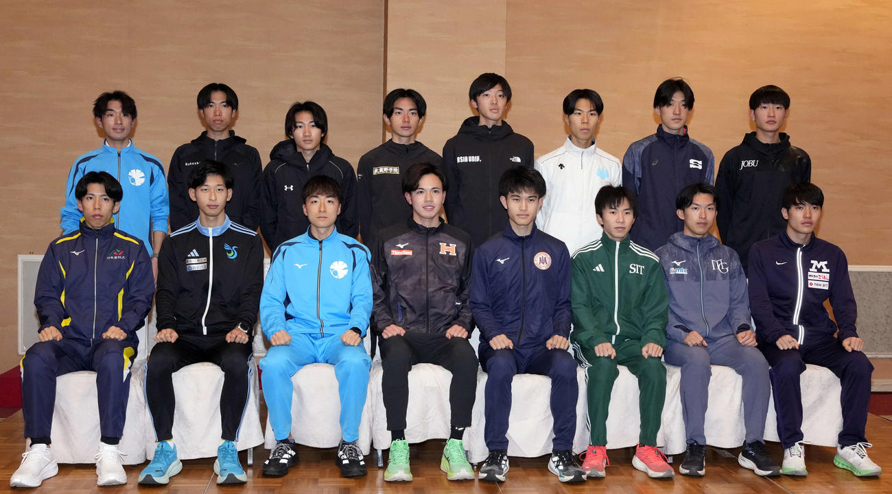 写真に納まる、左上段から本多、山中、柿内、佐野、光安、川崎、上山、会田、左下段から染谷、古橋、秋吉、大島、相川、横尾、高橋、大湊（撮影・小島史椰）