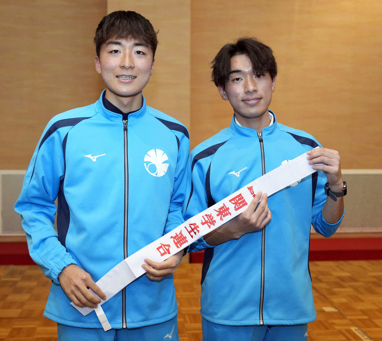 タスキを持ち写真に納まる東大・秋吉（左）と東大院・本多（撮影・小島史椰）