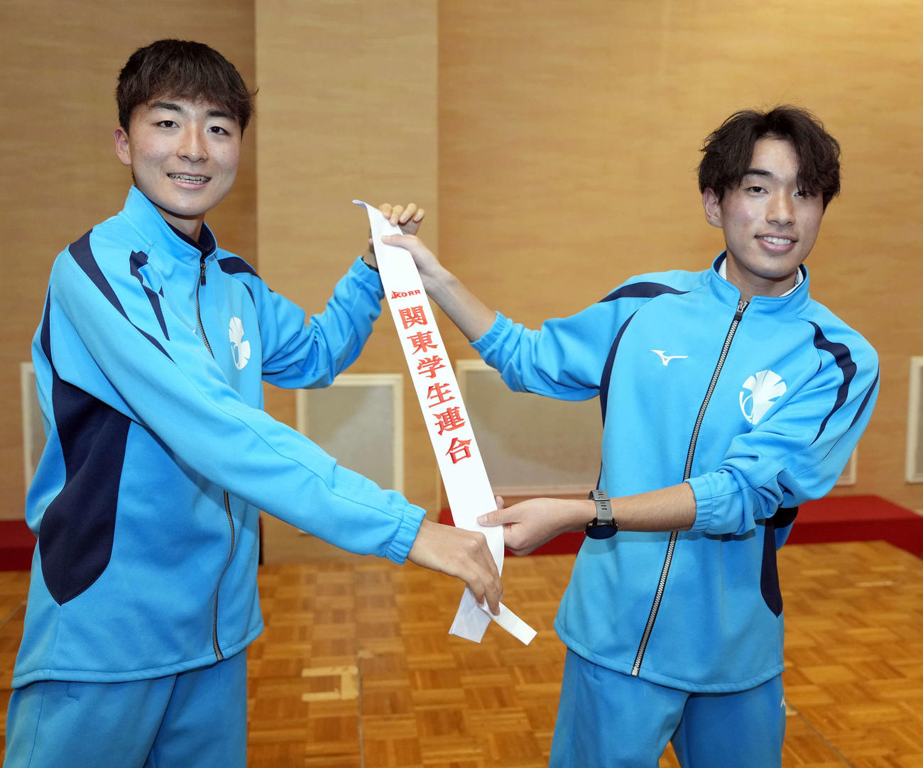 タスキを渡すポーズをする東大・秋吉（左）と東大院・本多（撮影・小島史椰）