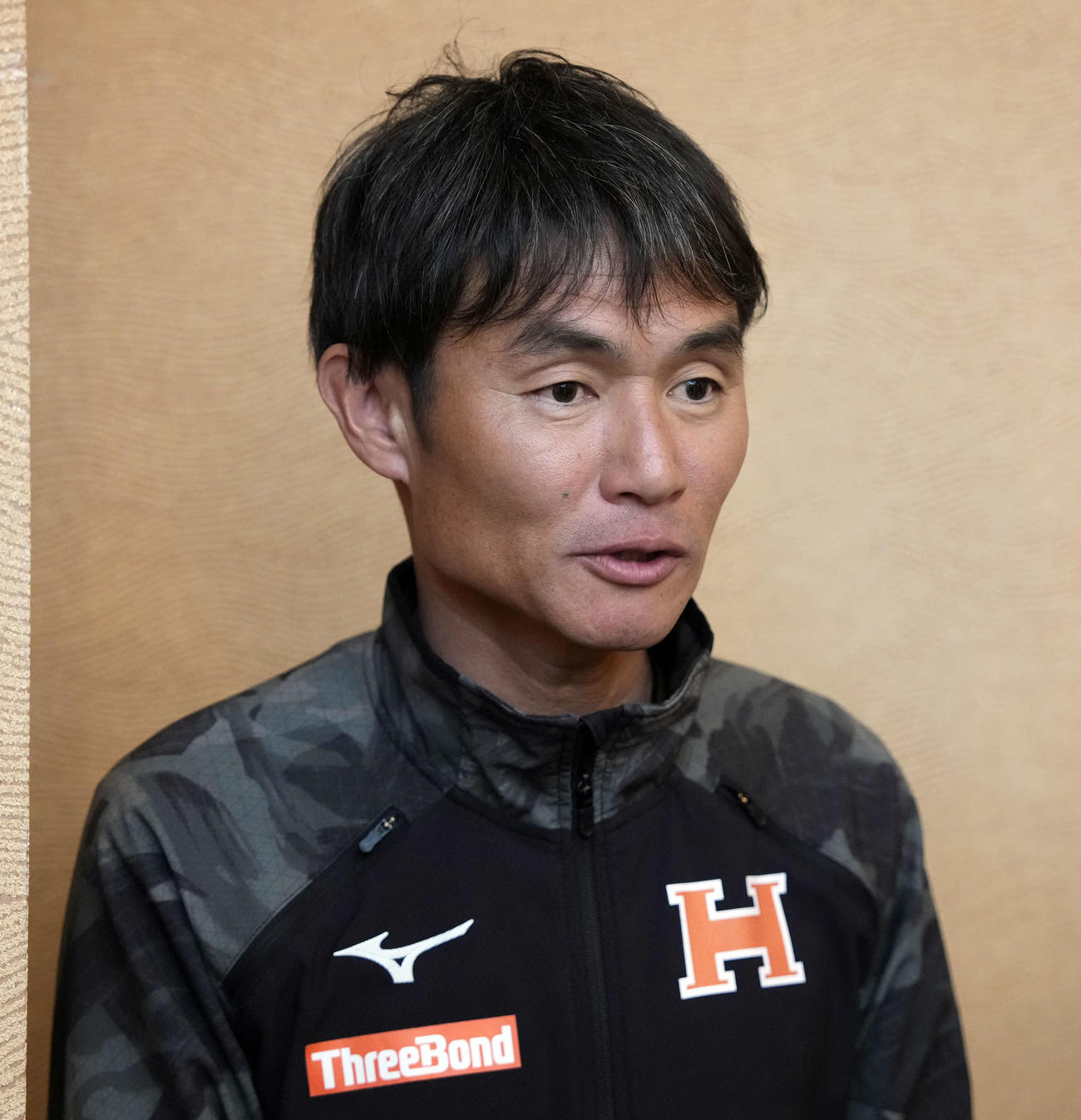 囲み取材に応じる坪田智夫監督（撮影・小島史椰）