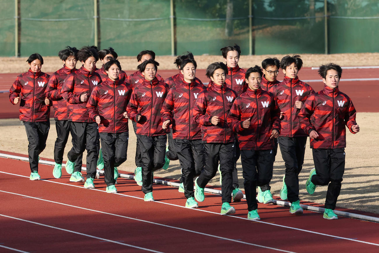 ランニングする早大の選手たち（撮影・宮地輝）