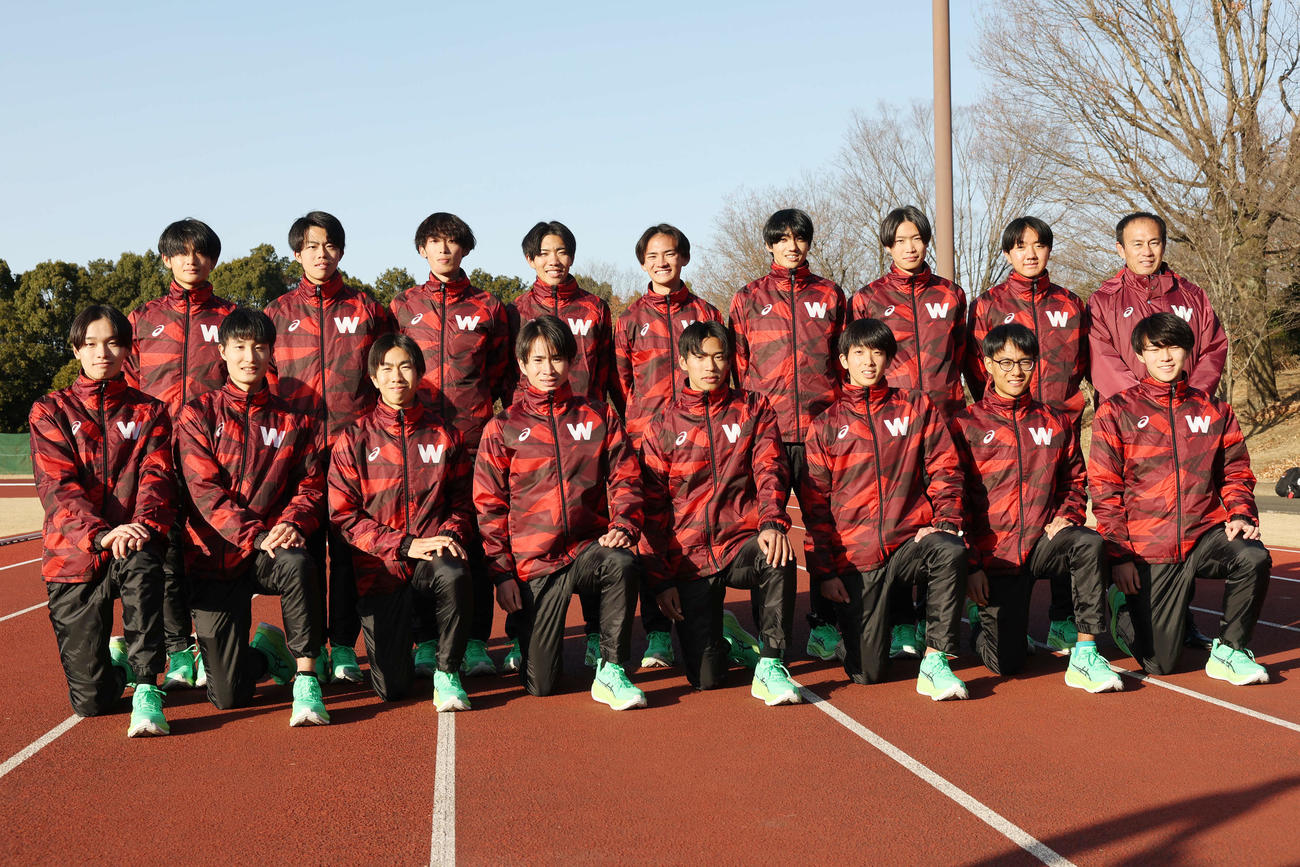 フォトセッションに臨む早大の選手たち、前列左から宮本、小平、宮岡、山口智、間瀬田、伊藤、工藤、武田、後列左から多田、佐々木、瀬間、山崎、山口竣、吉倉、鈴木、堀野、花田監督（撮影・宮地輝）