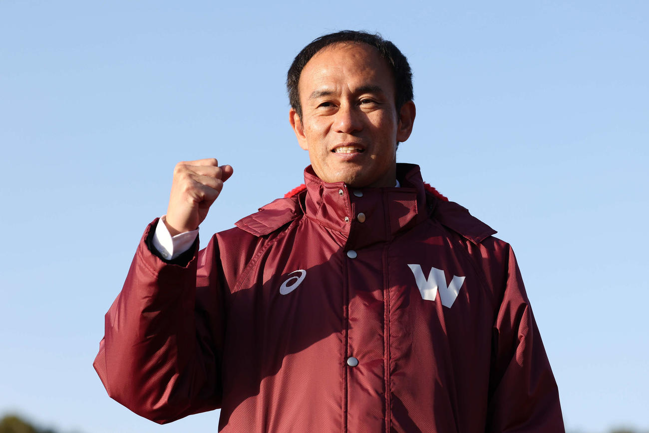 ガッツポーズする早大・花田監督（撮影・宮地輝）