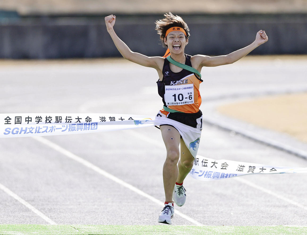 全国中学校駅伝男子でゴールする、優勝した木瀬のアンカー高橋愛理（共同）