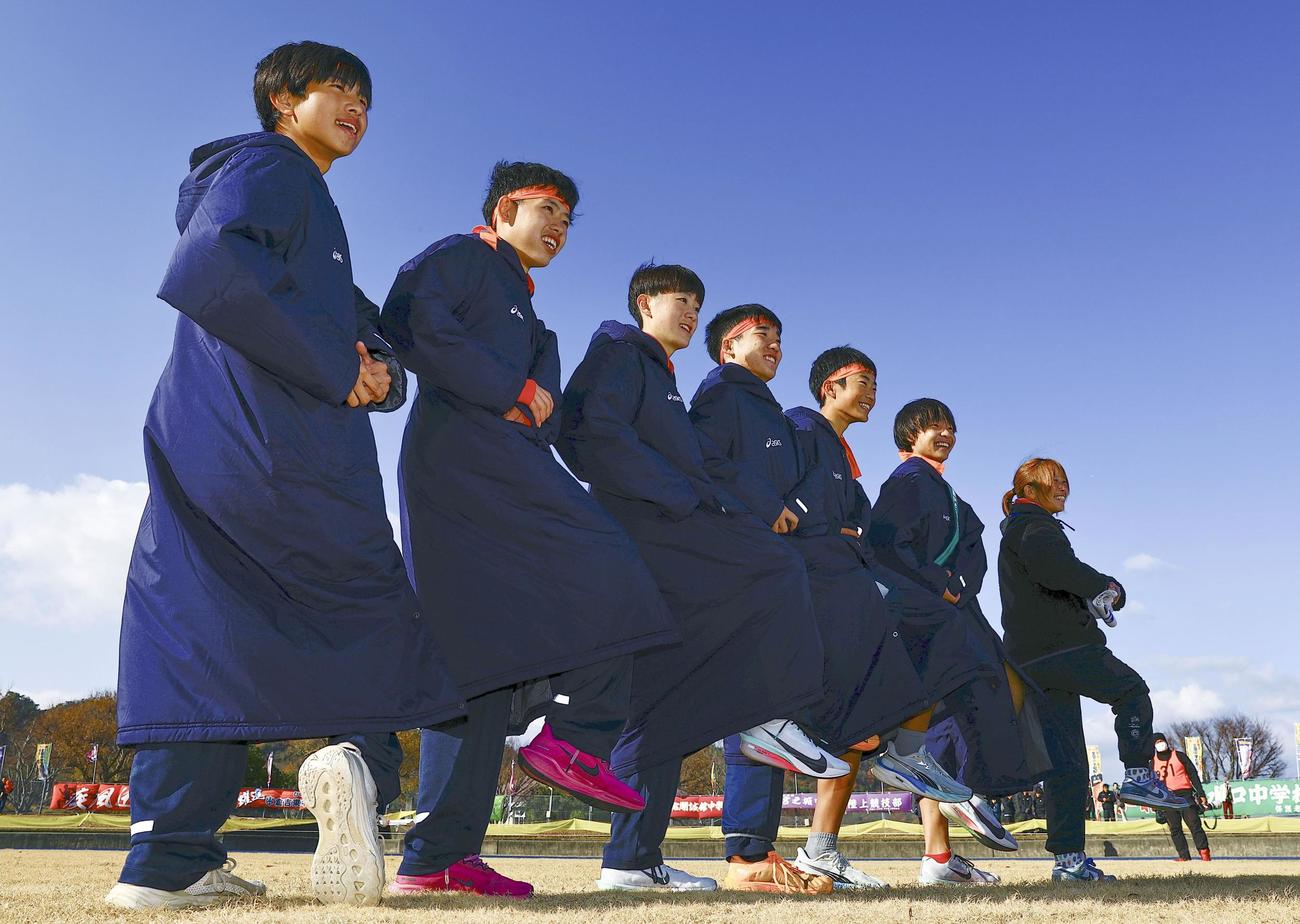 全国中学校駅伝男子で優勝し、笑顔でポーズをとる木瀬の選手ら（共同）
