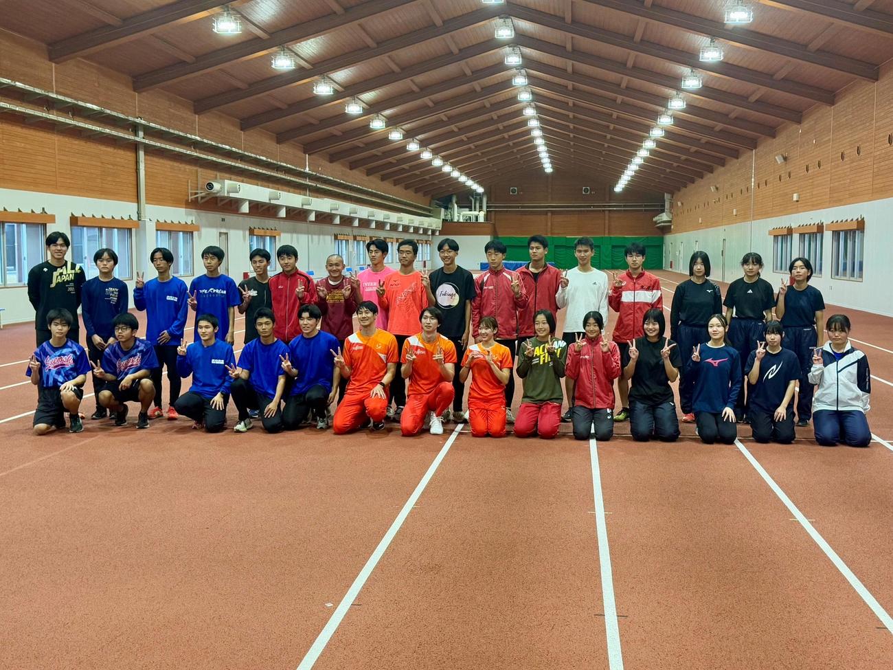 富士通陸上競技部が鹿児島・ジャパンアスリートトレーニングセンター大隅で開催した陸上クリニックの様子。前列左から6人目から周平、豊田、山本（富士通陸上競技部提供）