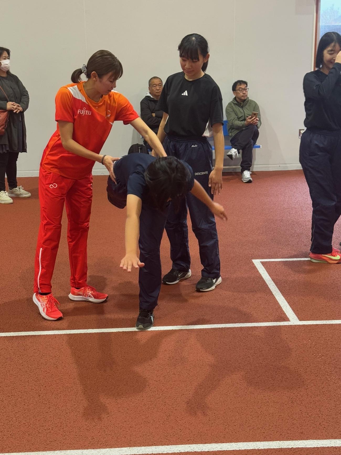 富士通陸上競技部が鹿児島・ジャパンアスリートトレーニングセンター大隅で開催した陸上クリニックの様子。中高生に指導する山本（富士通陸上競技部提供）