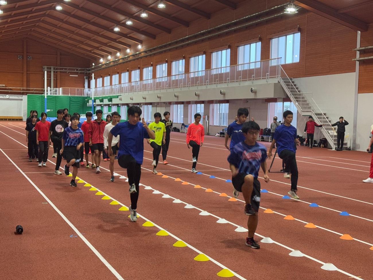 富士通陸上競技部が鹿児島・ジャパンアスリートトレーニングセンター大隅で開催した陸上クリニックの様子（富士通陸上競技部提供）