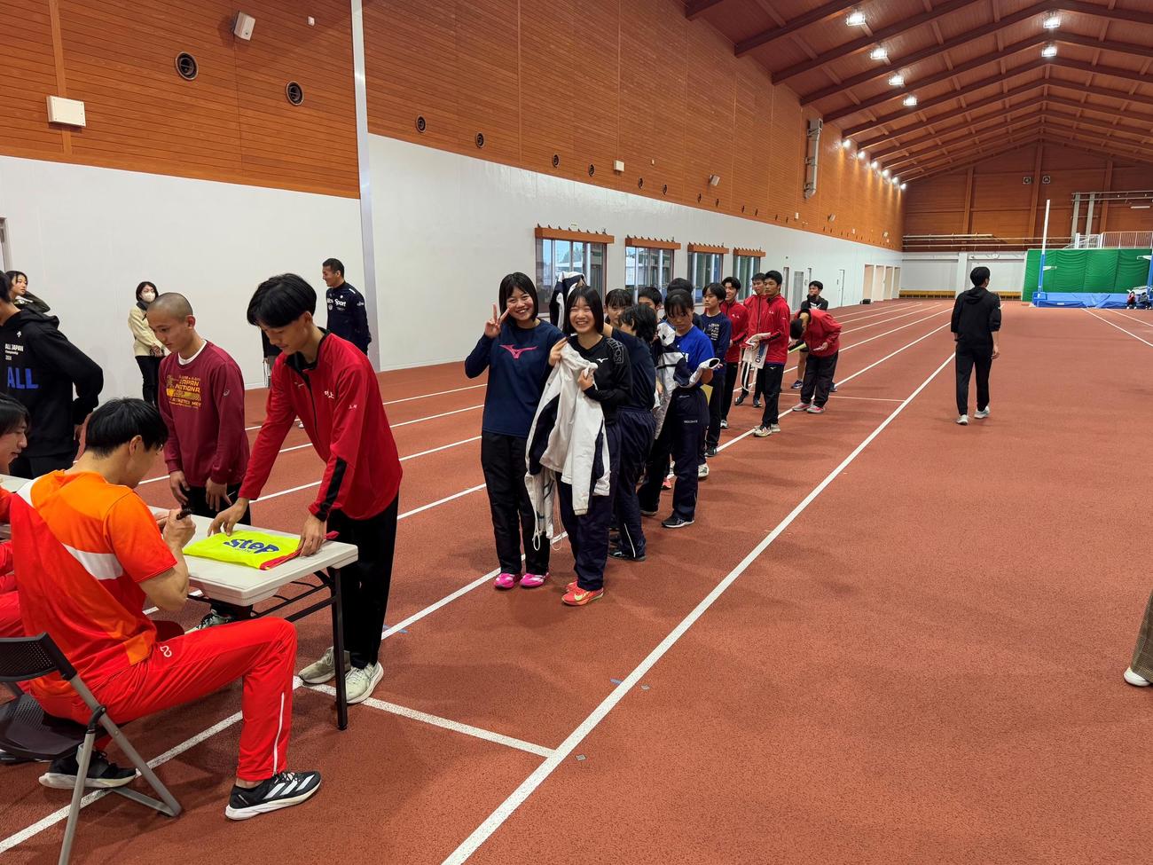 富士通陸上競技部が鹿児島・ジャパンアスリートトレーニングセンター大隅で開催した陸上クリニックの様子。サイン会も実施した（富士通陸上競技部提供）