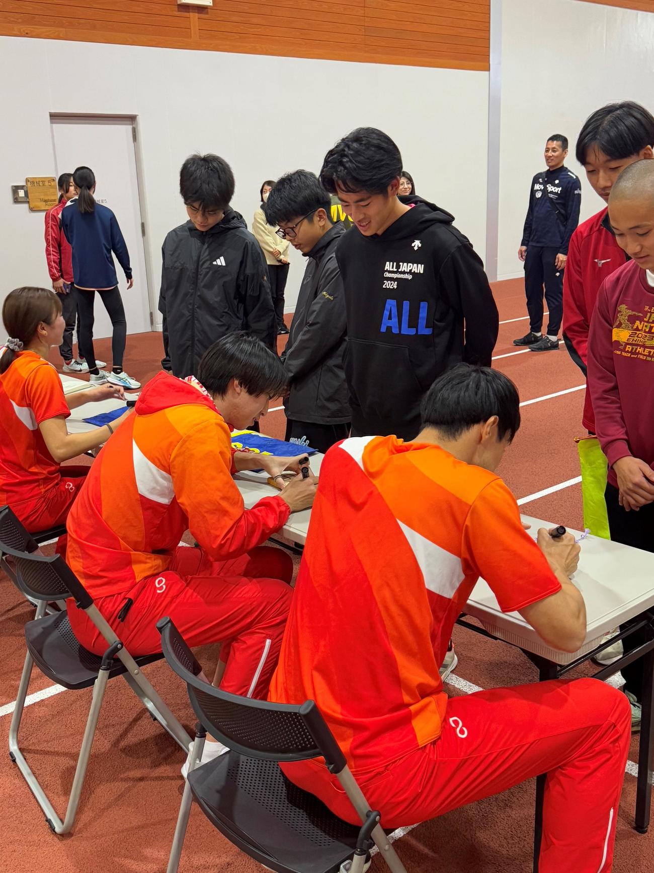 富士通陸上競技部が鹿児島・ジャパンアスリートトレーニングセンター大隅で開催した陸上クリニックの様子。サイン会も実施した（富士通陸上競技部提供）