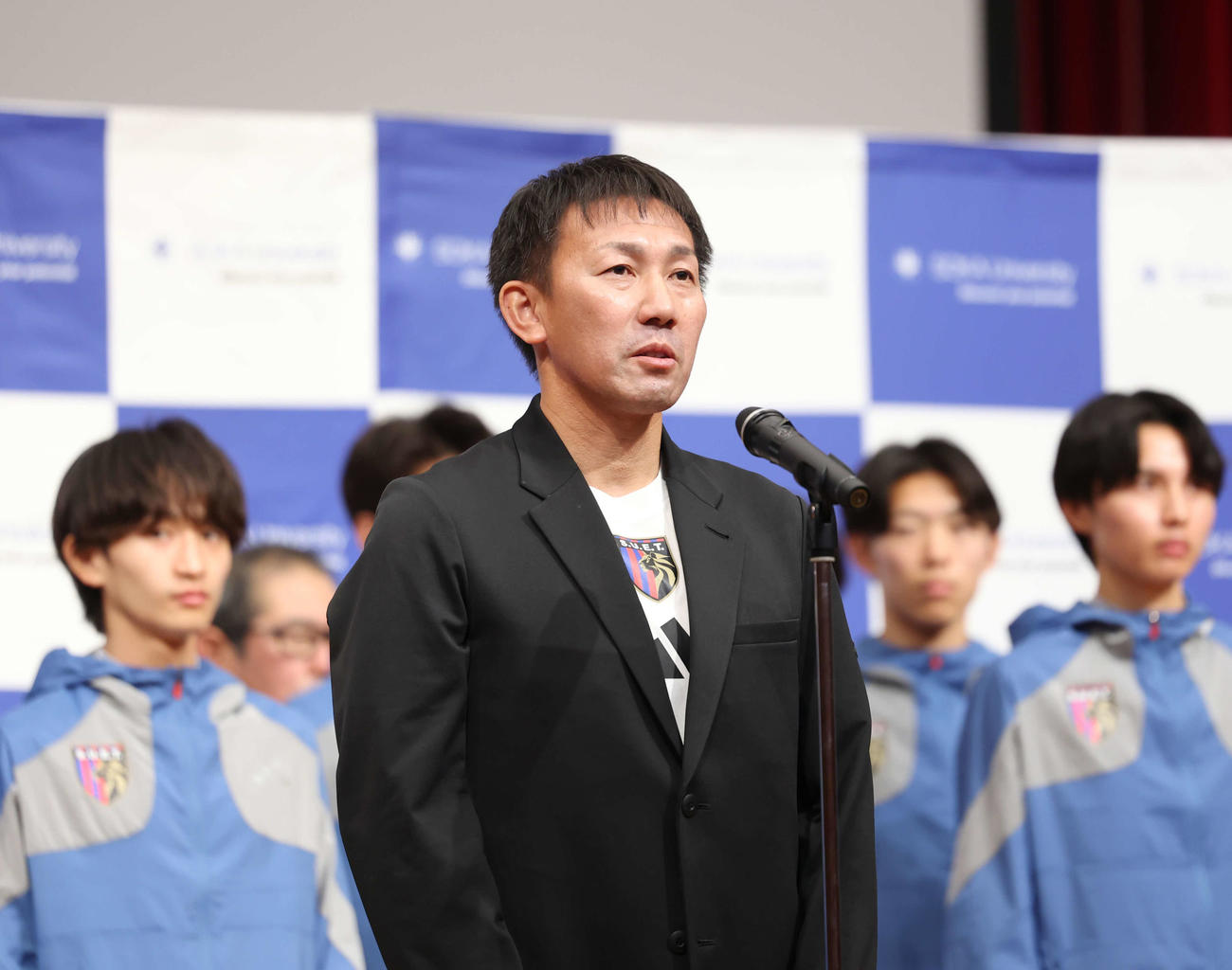 創価大壮行会で話をする創価大・榎木監督（撮影・増田悦実）