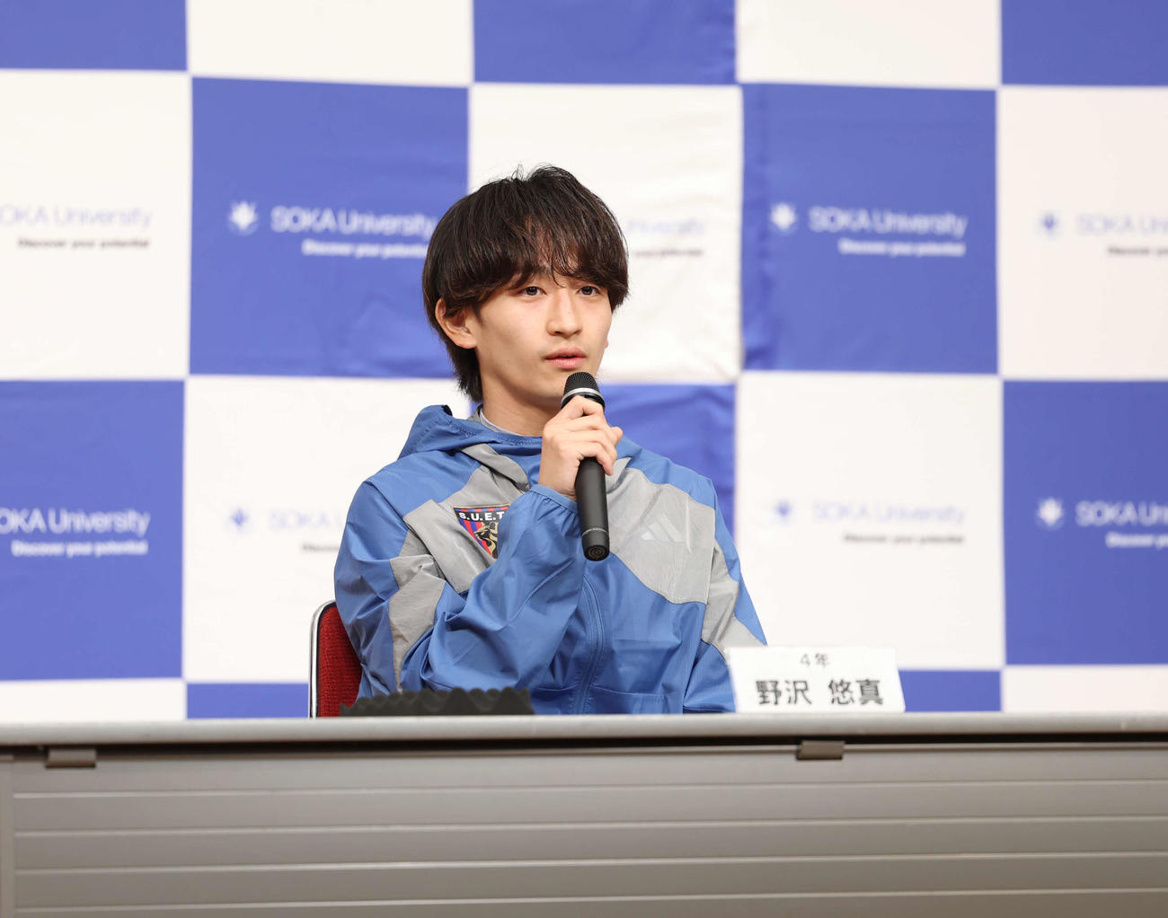 記者会見で話をする創価大・野沢（撮影・増田悦実）