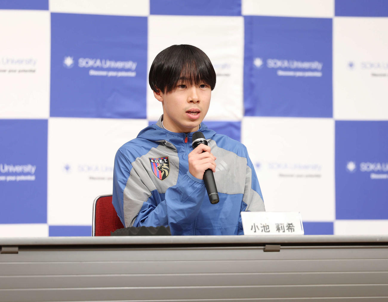 記者会見で話をする創価大・小池（撮影・増田悦実）
