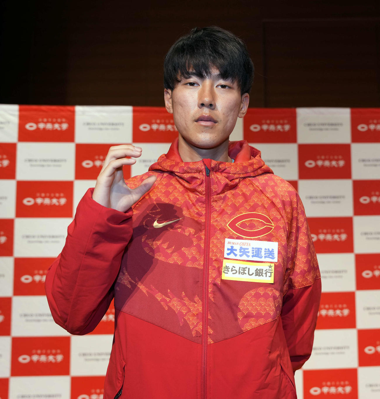 ポーズをする吉居（撮影・小島史椰）