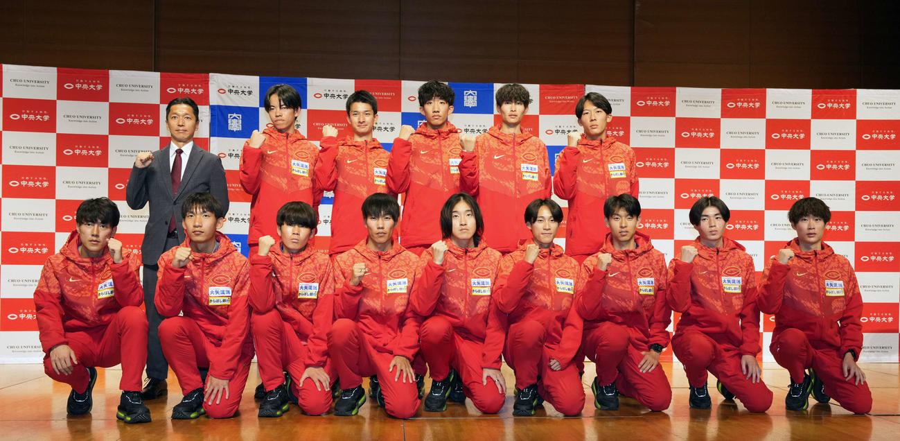 会見に臨む中大の選手たち。上段左から藤原正和監督、岡田、佐藤大介、七枝、並川、浜口、下段左から、吉居、折居、白川、溜池、吉中、佐藤蓮、柴田、藤田、本間（撮影・小島史椰）