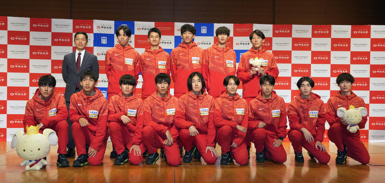 会見に臨む中大の選手たち。上段左から藤原正和監督、岡田、佐藤大介、七枝、並川、浜口、下段左から、吉居、折居、白川、溜池、吉中、佐藤蓮、柴田、藤田、本間（撮影・小島史椰）