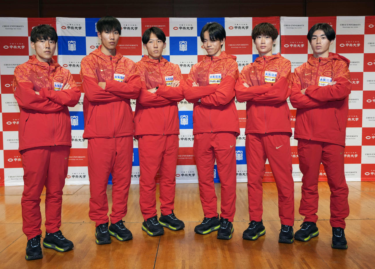 ポーズをする中大の選手たち。左から吉居、溜池、浜口、岡田、本間、藤田（撮影・小島史椰）
