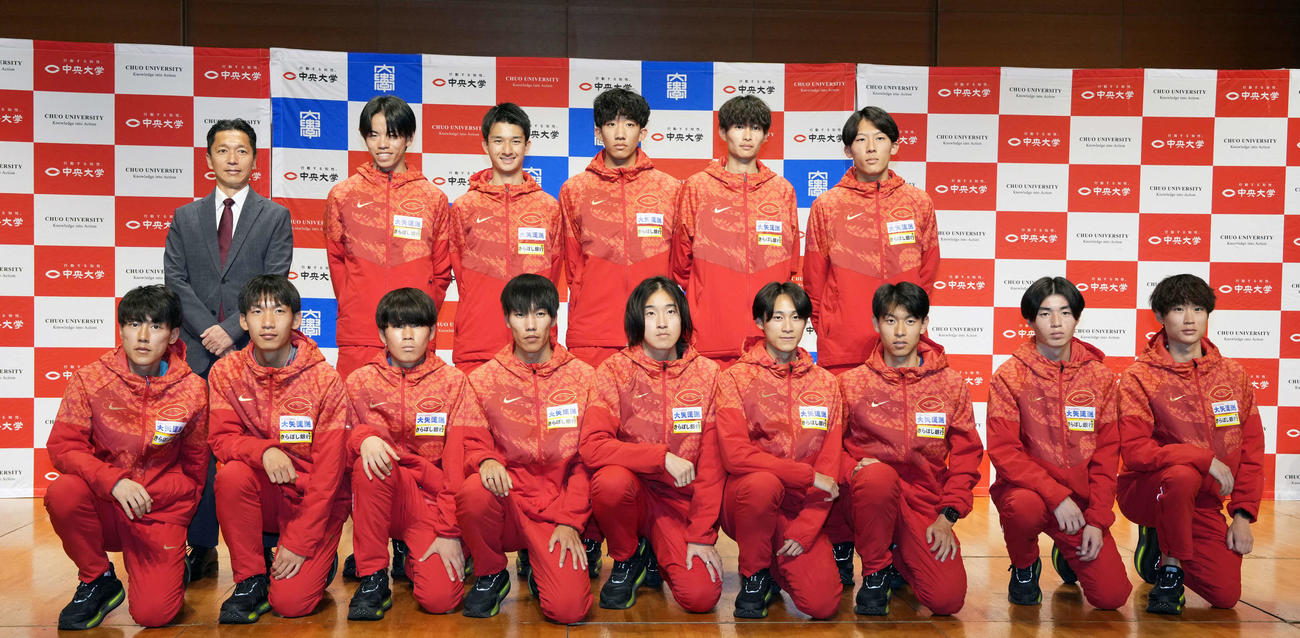 会見に臨む中大の選手たち。上段左から藤原正和監督、岡田、佐藤大介、七枝、並川、浜口、下段左から、吉居、折居、白川、溜池、吉中、佐藤蓮、柴田、藤田、本間（撮影・小島史椰）