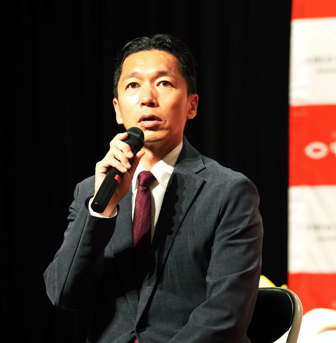 記者の質問に答える藤原正和監督（撮影・小島史椰）