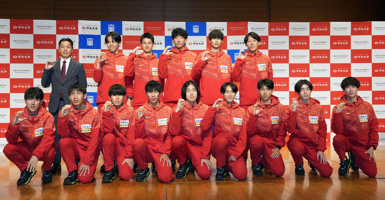 会見に臨む中大の選手たち。上段左から藤原正和監督、岡田、佐藤大介、七枝、並川、浜口、下段左から、吉居、折居、白川、溜池、吉中、佐藤蓮、柴田、藤田、本間（撮影・小島史椰）