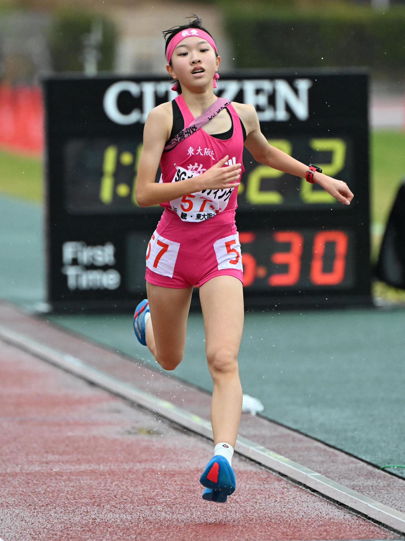 全国高校駅伝女子の部を7位でゴールする東大阪大敬愛アンカーの長谷川莉都（撮影・石井愛子）