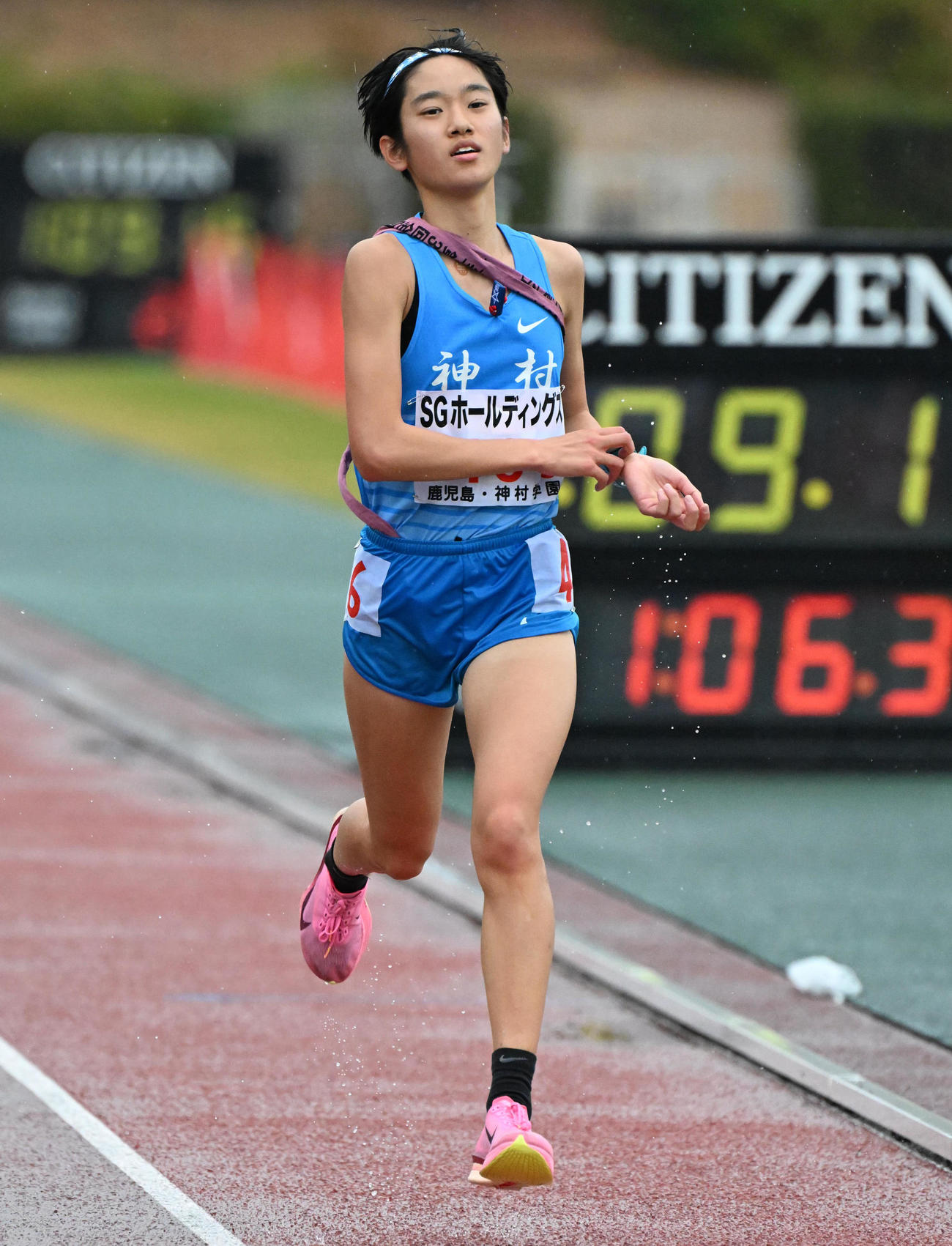 全国高校駅伝女子の部を10位でゴールする神村学園アンカーの野口紗喜音（撮影・石井愛子）