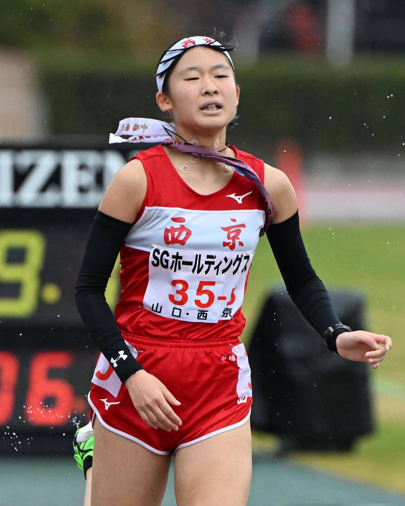 全国高校駅伝女子の部を9位でゴールする西京アンカーの中嶋菜月（撮影・石井愛子）