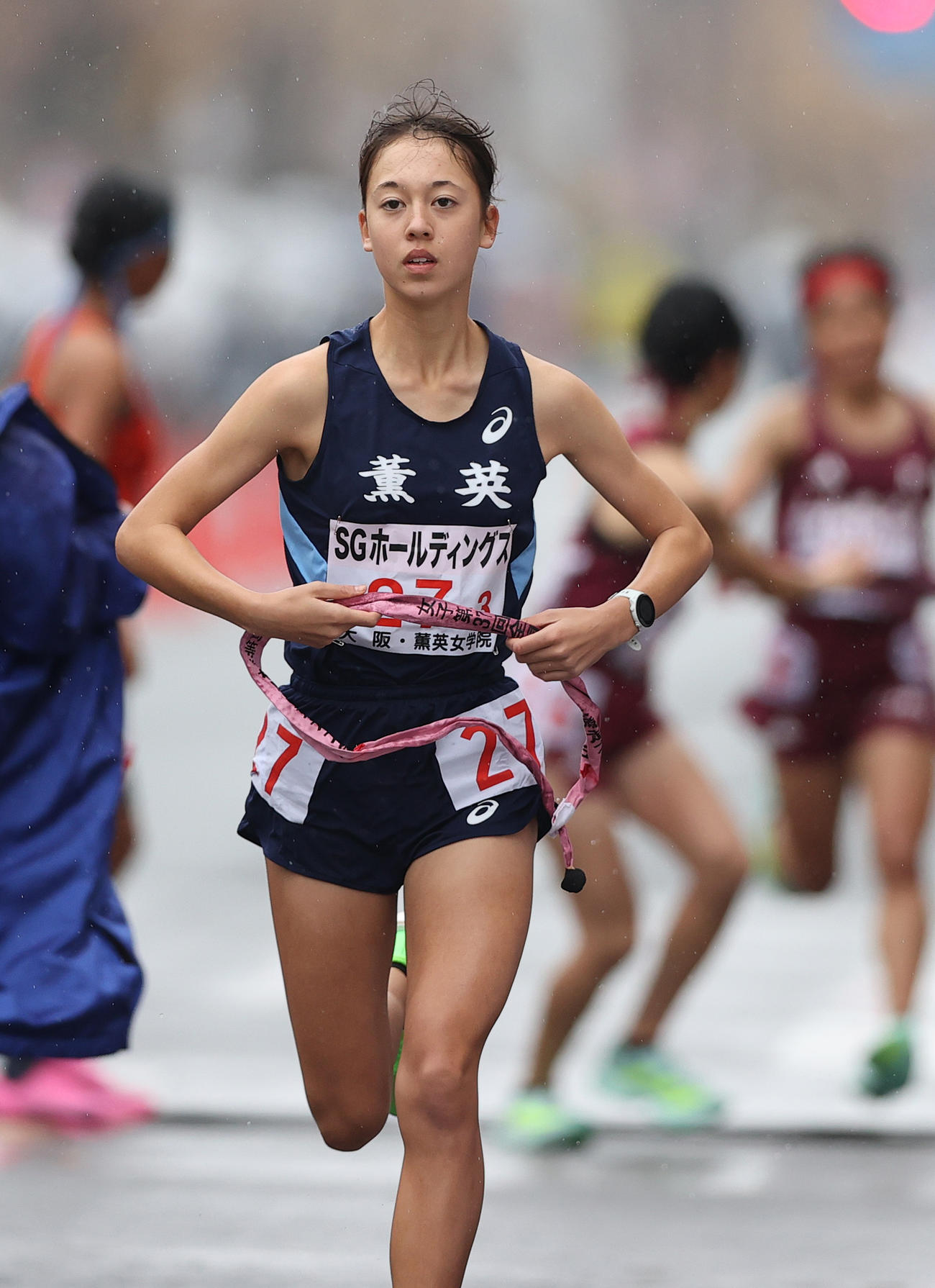 第2中継所で大阪薫英女3区の奥野は2区の河村からタスキを受け取り走り出す（撮影・上山淳一）