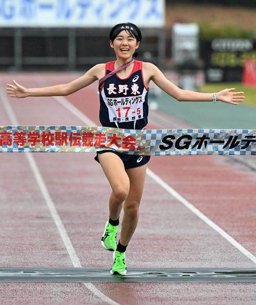 全国高校駅伝　女子の部を制した長野東アンカーの今井玲那（撮影・石井愛子）