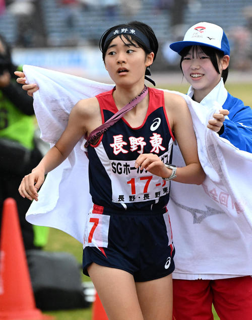 全国高校駅伝女子の部を制した長野東アンカーの今井玲那（撮影・石井愛子）