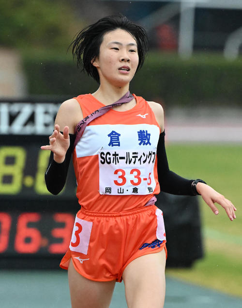 全国高校駅伝女子の部を6位でゴールする倉敷アンカーの藤田莉沙（撮影・石井愛子）