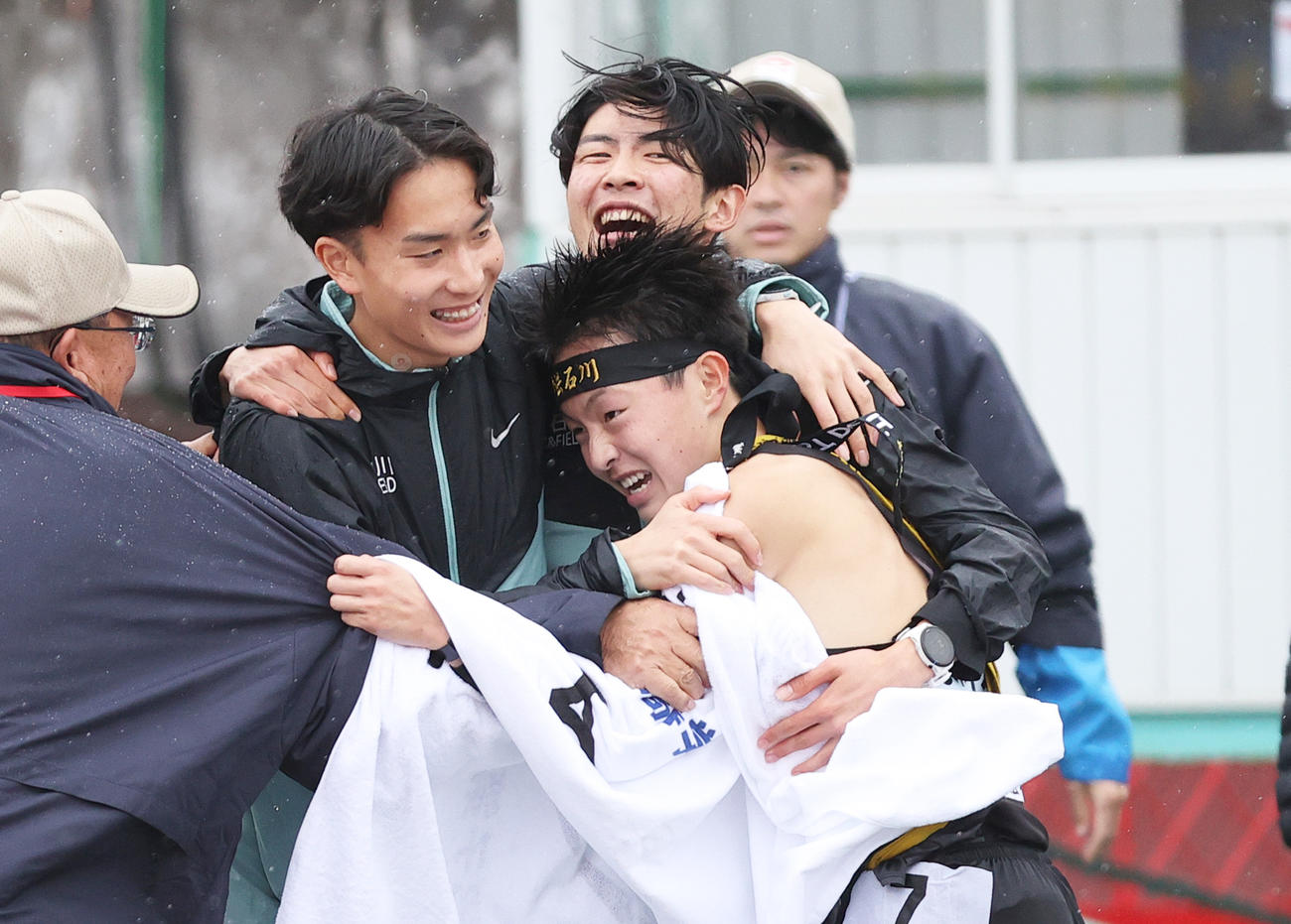 初優勝を決め歓喜する学法石川アンカーの美沢（右）ら（撮影・上山淳一)