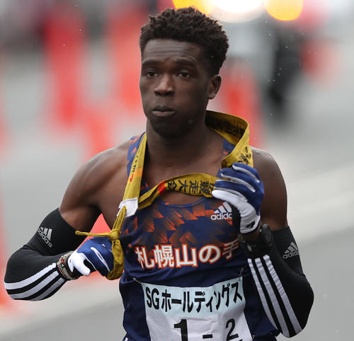 タスキを受け力走する札幌2区のビリス（撮影・上山淳一）