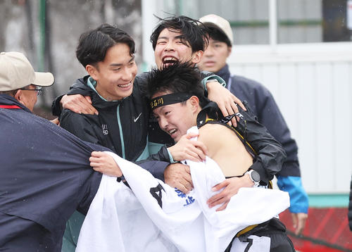 初優勝を決め歓喜する学法石川アンカーの美沢（右）ら（撮影・上山淳一)